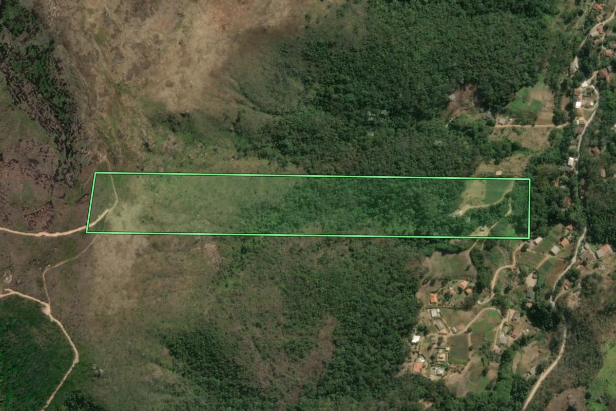 Imagem de satélite do imóvel rural em Petrópolis (RJ), com o contorno declarado no CAR desenhado por cima.