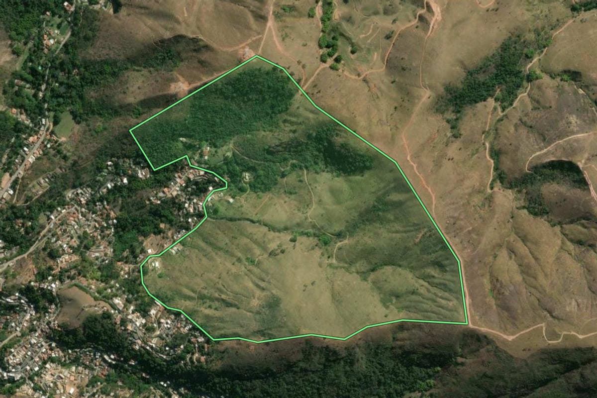 Imagem de satélite do imóvel rural em Petrópolis (RJ), com o contorno declarado no CAR desenhado por cima.