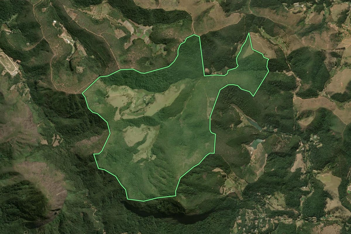 Imagem de satélite do imóvel rural em Petrópolis (RJ), com o contorno declarado no CAR desenhado por cima.