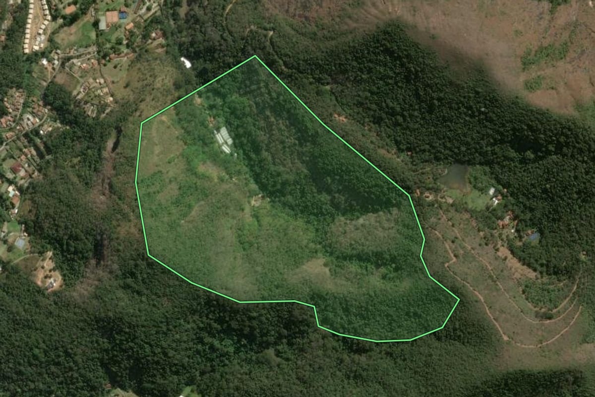 Imagem de satélite do imóvel rural em Petrópolis (RJ), com o contorno declarado no CAR desenhado por cima.