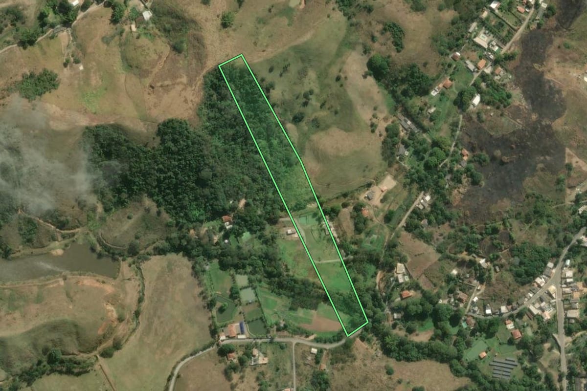 Imagem de satélite do imóvel rural em Pinheiral (RJ), com o contorno declarado no CAR desenhado por cima.