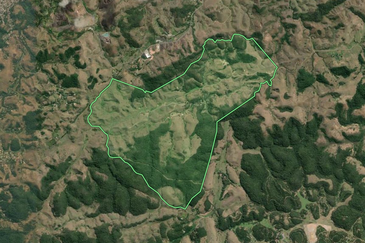 Imagem de satélite do imóvel rural em Pinheiral (RJ), com o contorno declarado no CAR desenhado por cima.