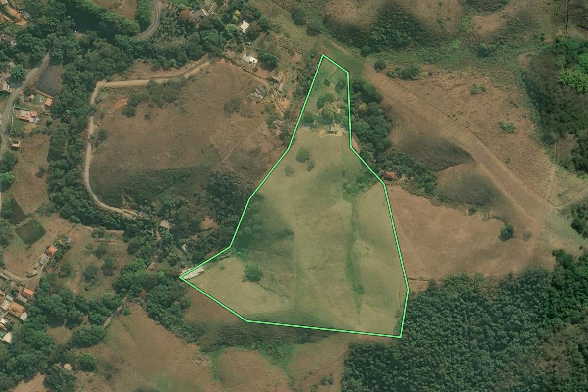 Imagem de satélite do imóvel rural em Pinheiral (RJ), com o contorno declarado no CAR desenhado por cima.