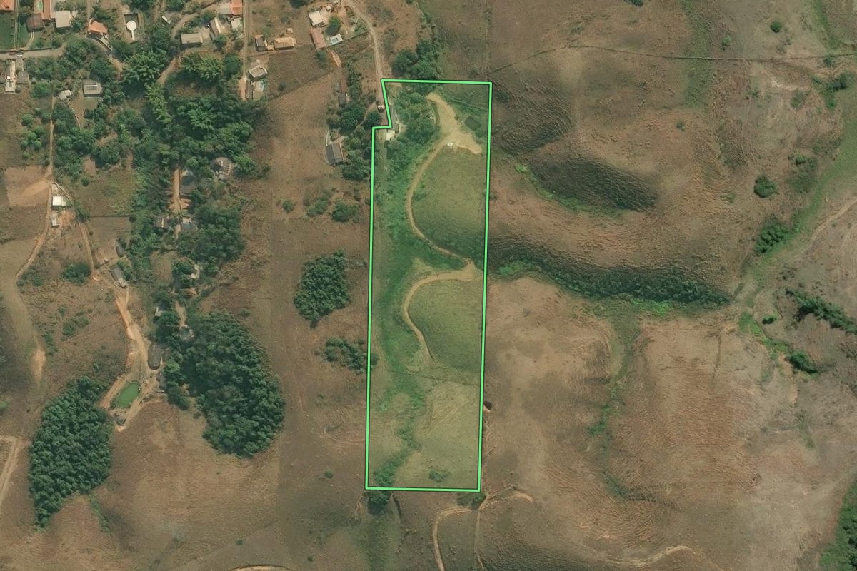 Imagem de satélite do imóvel rural em Pinheiral (RJ), com o contorno declarado no CAR desenhado por cima.