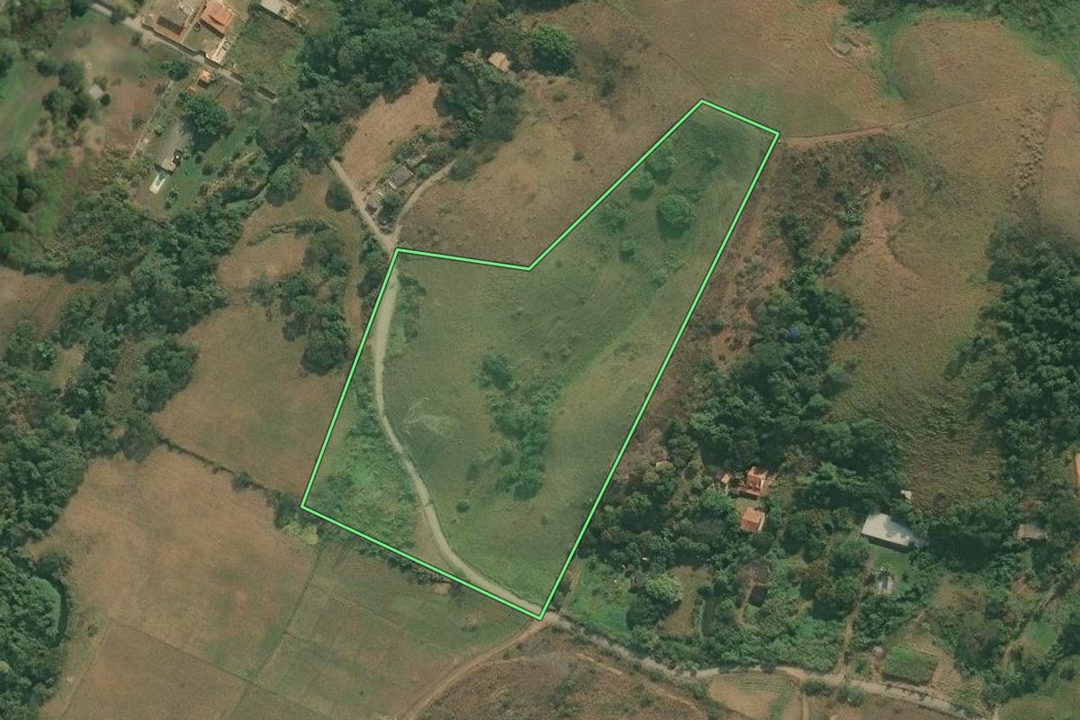 Imagem de satélite do imóvel rural em Pinheiral (RJ), com o contorno declarado no CAR desenhado por cima.