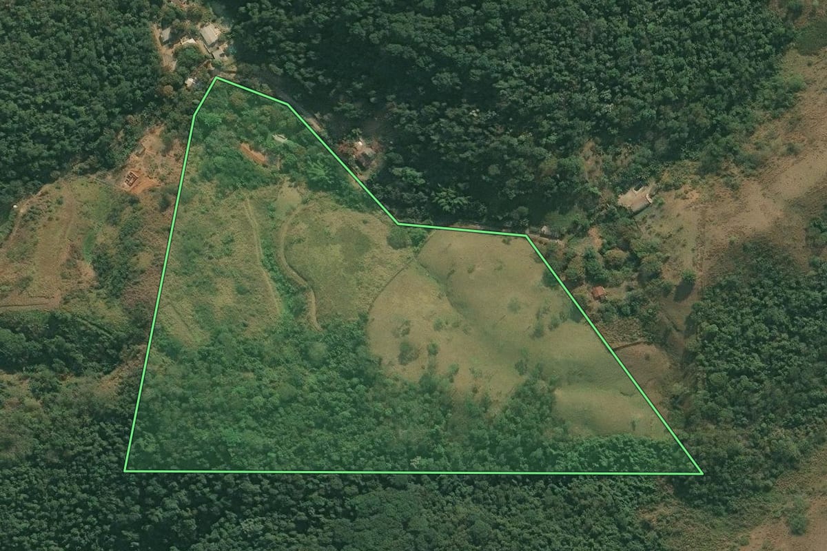 Imagem de satélite do imóvel rural em Pinheiral (RJ), com o contorno declarado no CAR desenhado por cima.