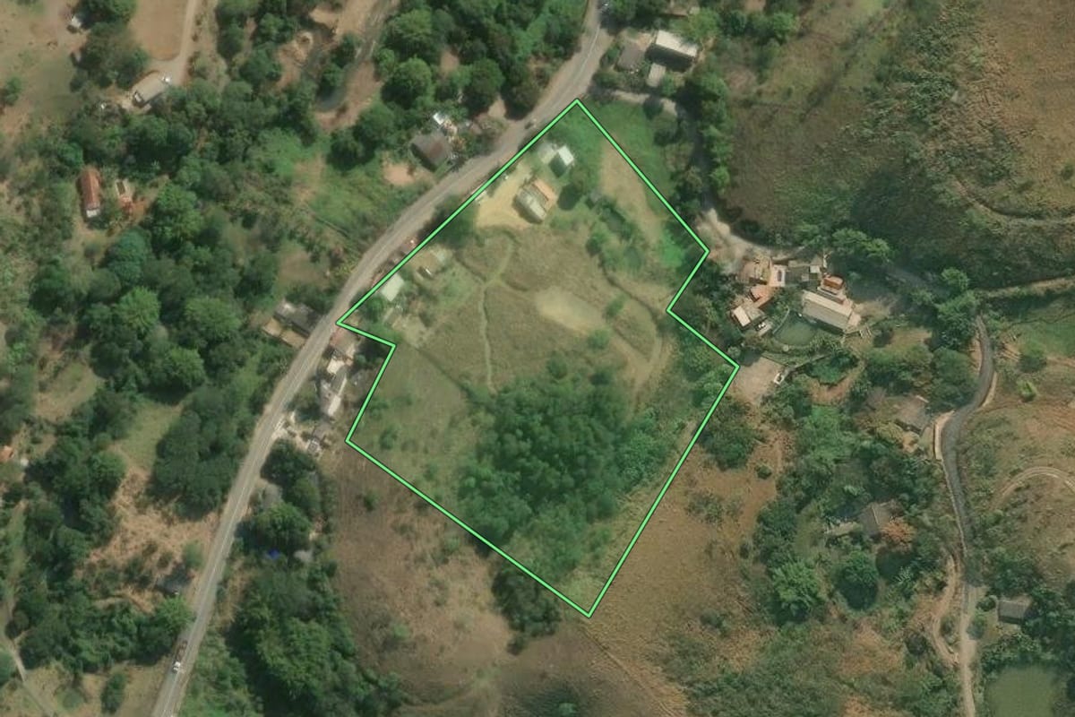 Imagem de satélite do imóvel rural em Pinheiral (RJ), com o contorno declarado no CAR desenhado por cima.