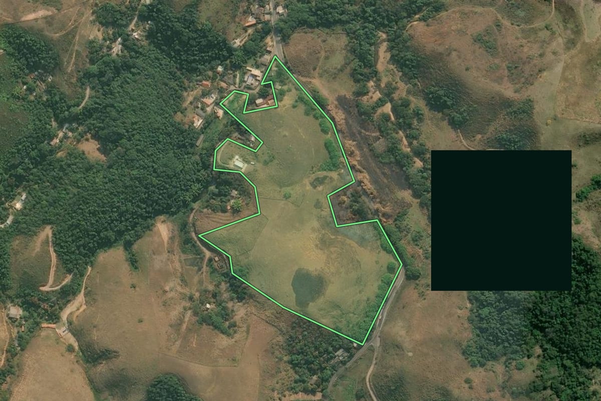 Imagem de satélite do imóvel rural em Pinheiral (RJ), com o contorno declarado no CAR desenhado por cima.