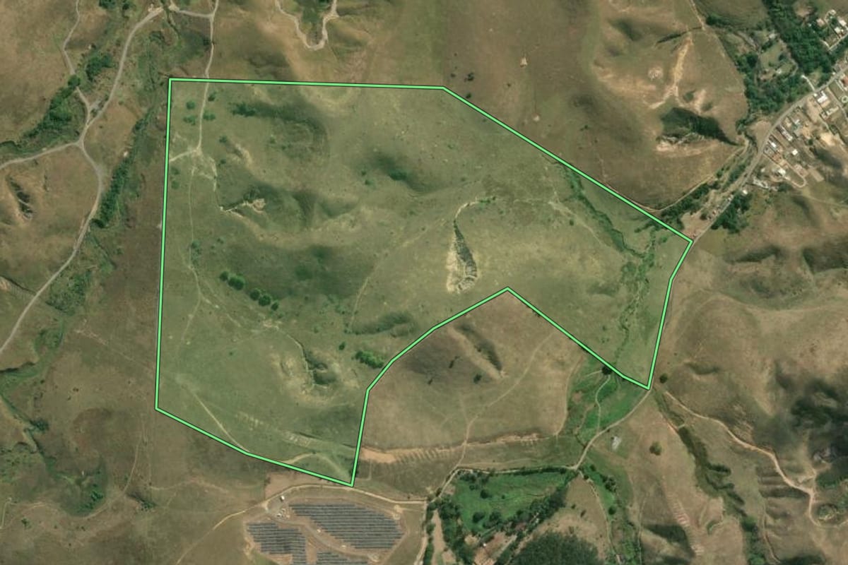 Imagem de satélite do imóvel rural em Pinheiral (RJ), com o contorno declarado no CAR desenhado por cima.