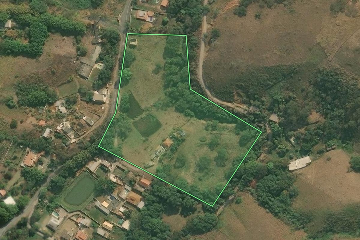 Imagem de satélite do imóvel rural em Pinheiral (RJ), com o contorno declarado no CAR desenhado por cima.