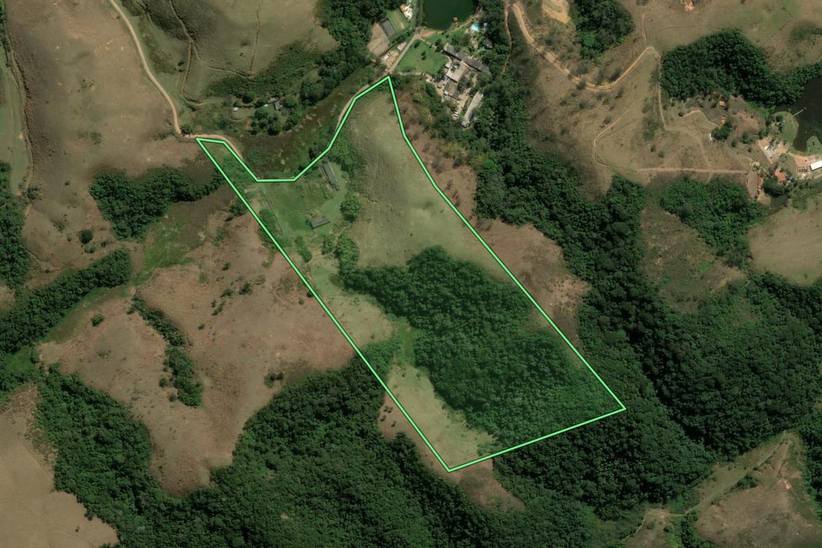 Imagem de satélite do imóvel rural em Piraí (RJ), com o contorno declarado no CAR desenhado por cima.
