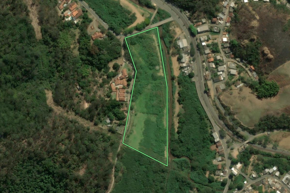 Imagem de satélite do imóvel rural em Piraí (RJ), com o contorno declarado no CAR desenhado por cima.