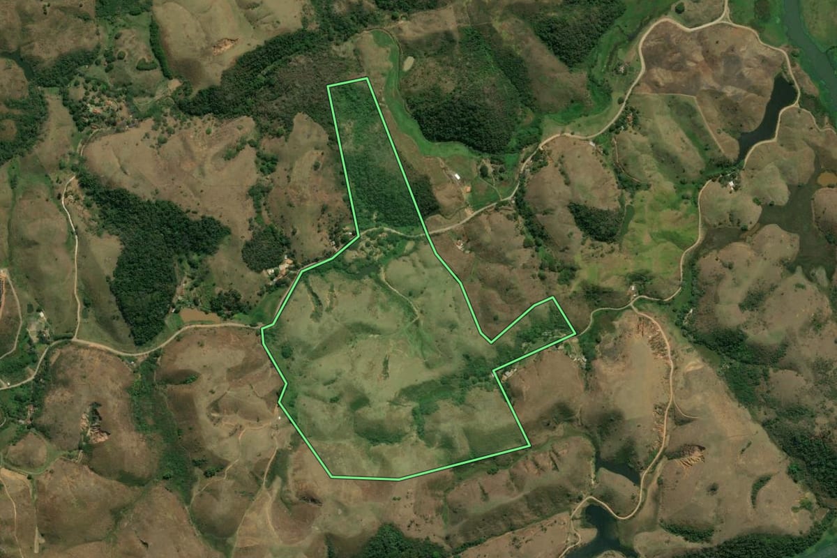 Imagem de satélite do imóvel rural em Piraí (RJ), com o contorno declarado no CAR desenhado por cima.