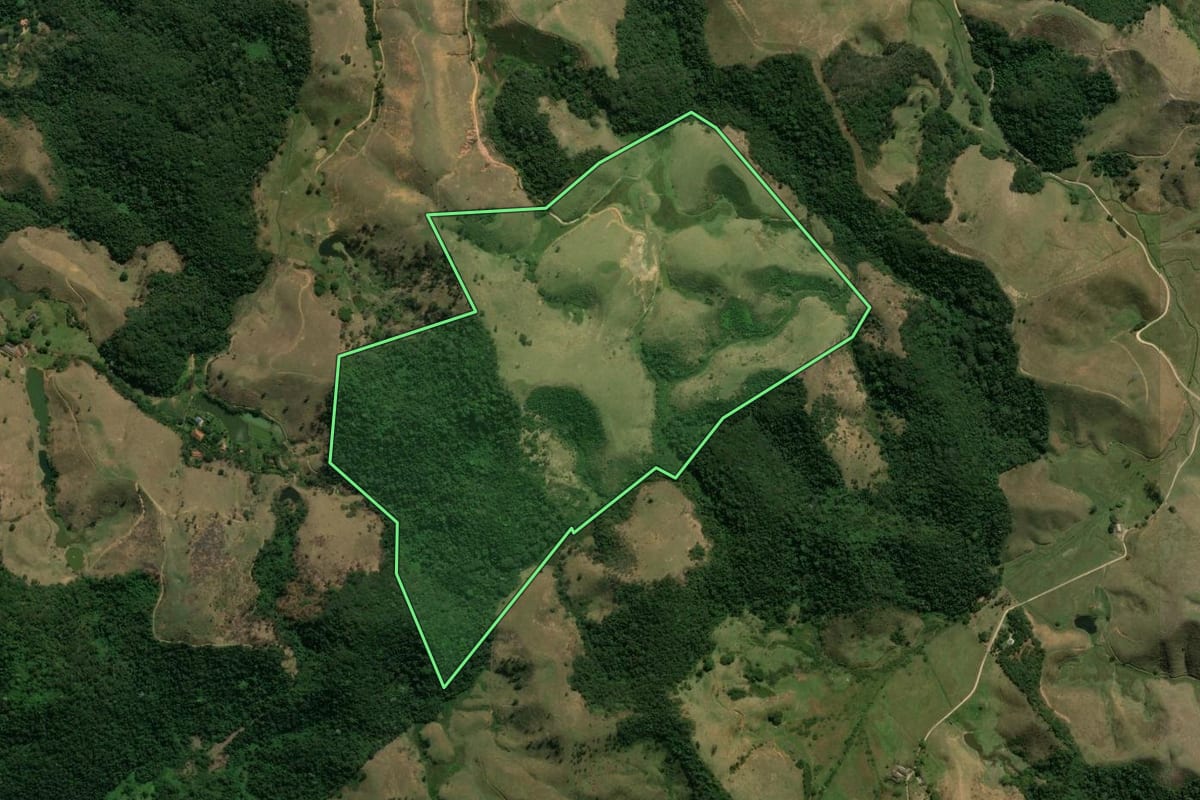 Imagem de satélite do imóvel rural em Piraí (RJ), com o contorno declarado no CAR desenhado por cima.