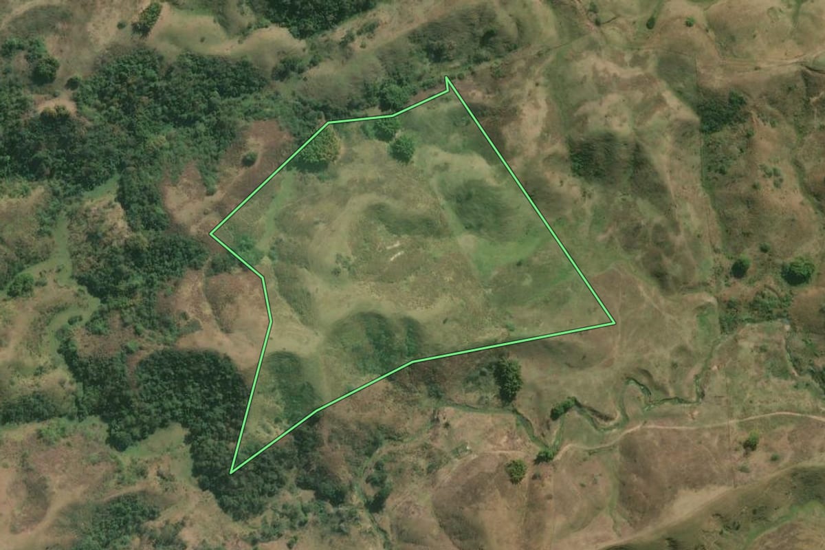 Imagem de satélite do imóvel rural em Piraí (RJ), com o contorno declarado no CAR desenhado por cima.