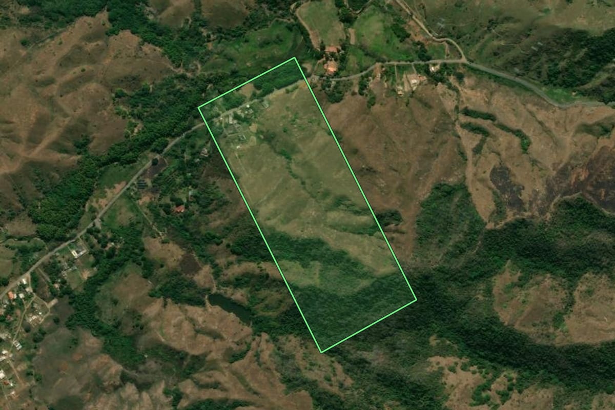 Imagem de satélite do imóvel rural em Piraí (RJ), com o contorno declarado no CAR desenhado por cima.