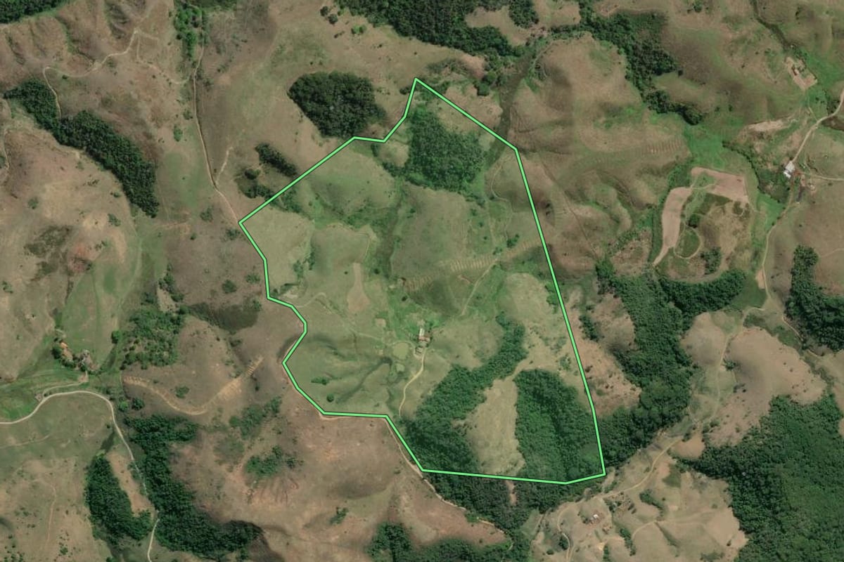 Imagem de satélite do imóvel rural em Piraí (RJ), com o contorno declarado no CAR desenhado por cima.