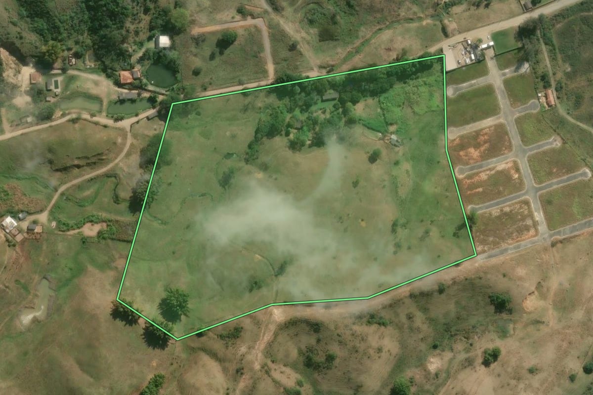 Imagem de satélite do imóvel rural em Piraí (RJ), com o contorno declarado no CAR desenhado por cima.