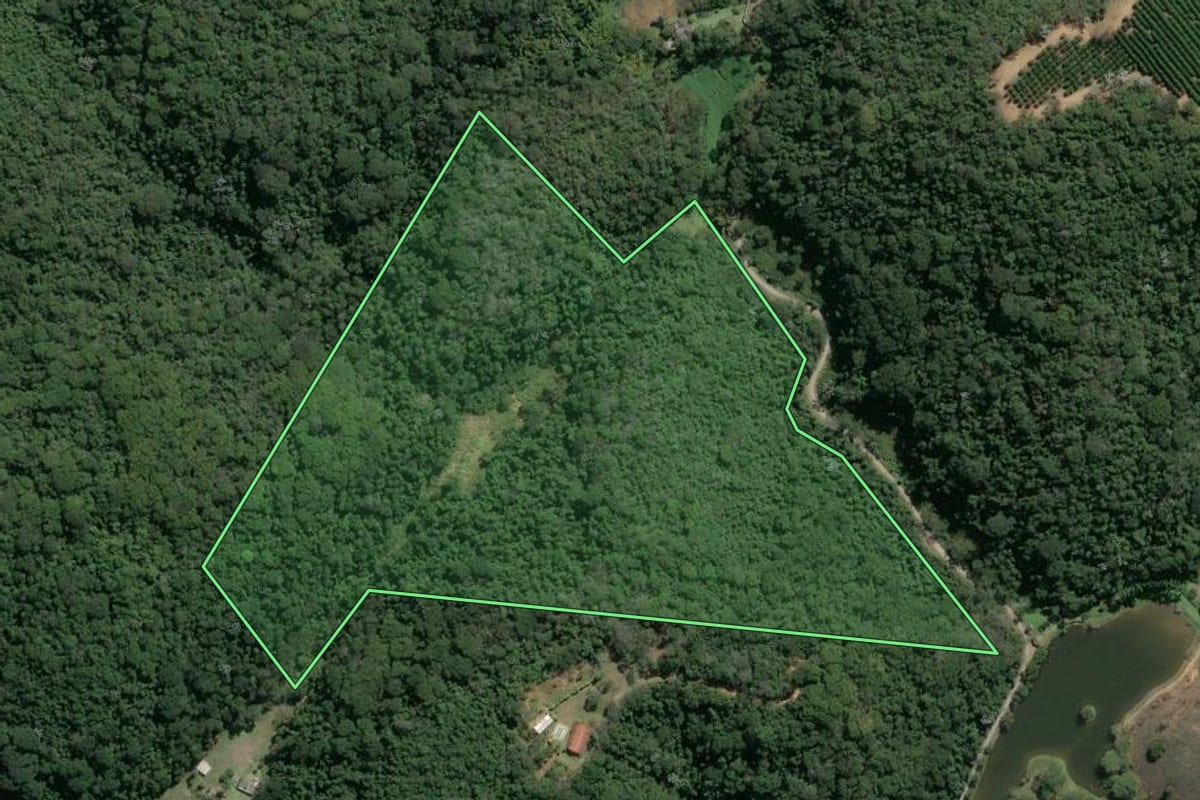Imagem de satélite do imóvel rural em Piraí (RJ), com o contorno declarado no CAR desenhado por cima.