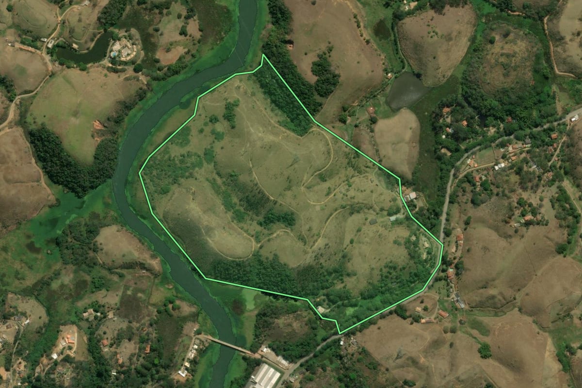 Imagem de satélite do imóvel rural em Piraí (RJ), com o contorno declarado no CAR desenhado por cima.