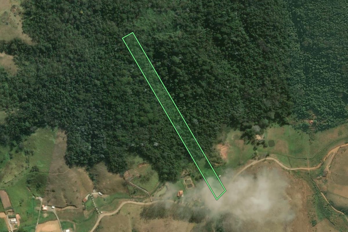 Imagem de satélite do imóvel rural em Piraí (RJ), com o contorno declarado no CAR desenhado por cima.