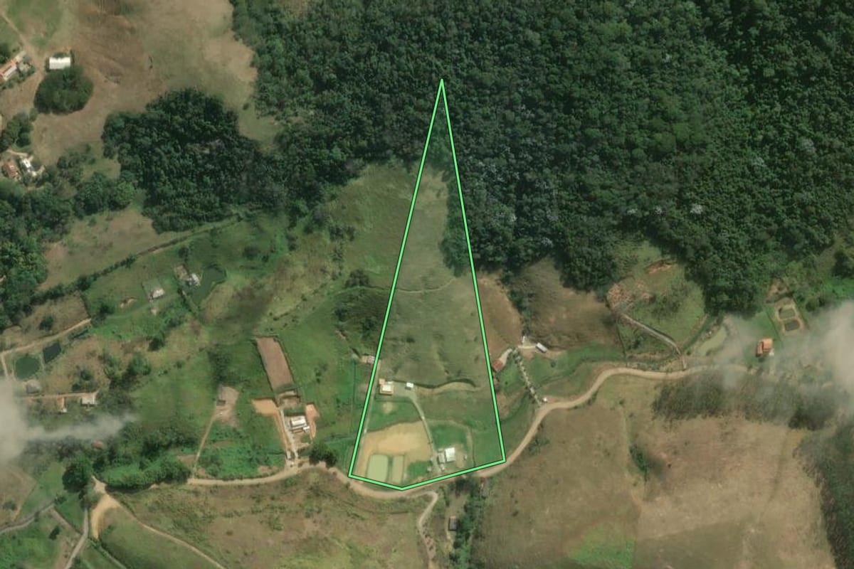 Imagem de satélite do imóvel rural em Piraí (RJ), com o contorno declarado no CAR desenhado por cima.