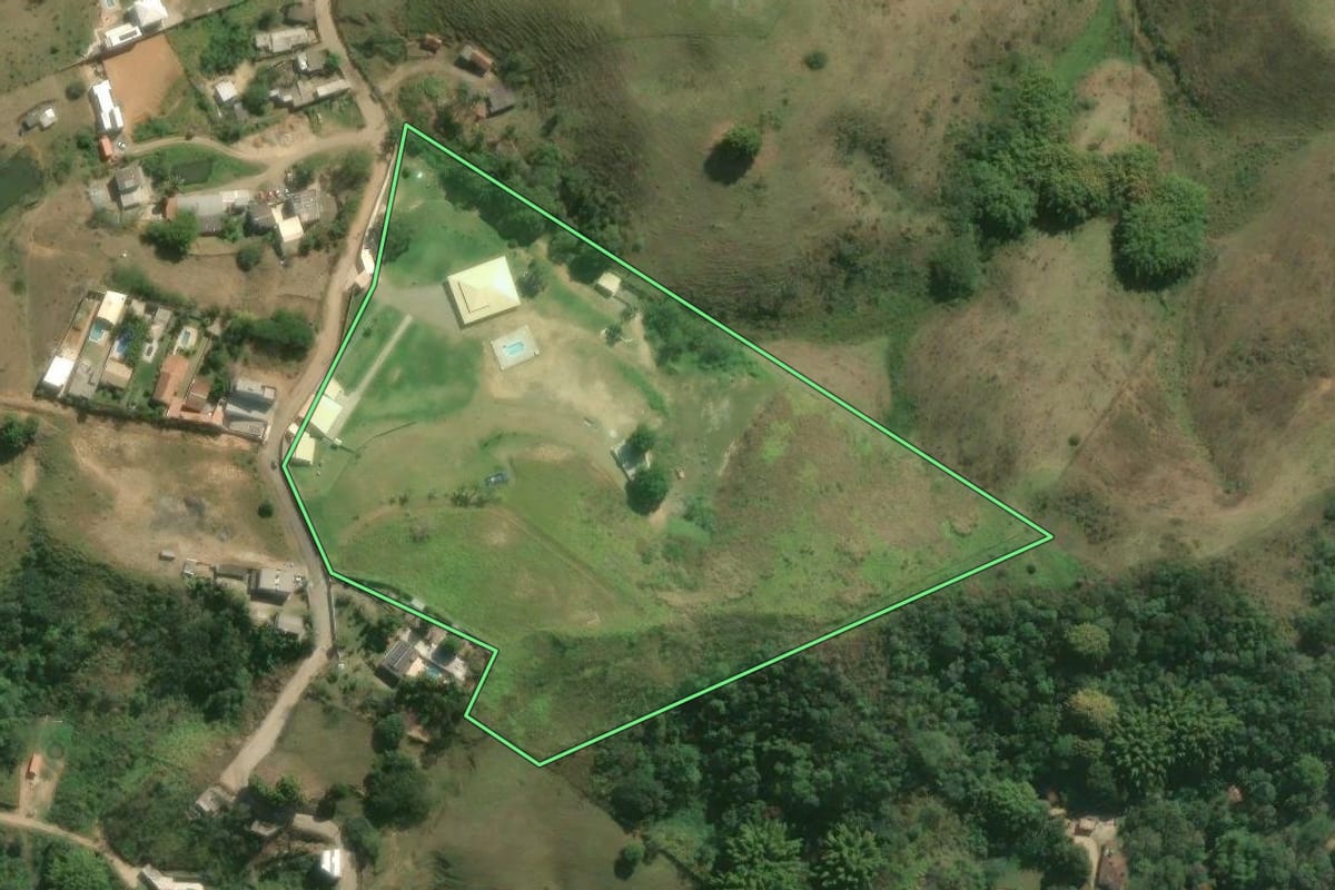 Imagem de satélite do imóvel rural em Piraí (RJ), com o contorno declarado no CAR desenhado por cima.