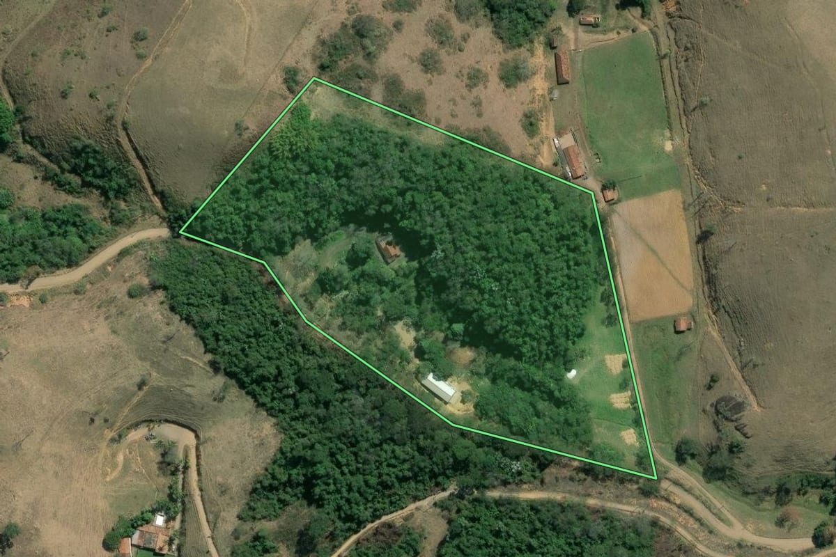 Imagem de satélite do imóvel rural em Piraí (RJ), com o contorno declarado no CAR desenhado por cima.