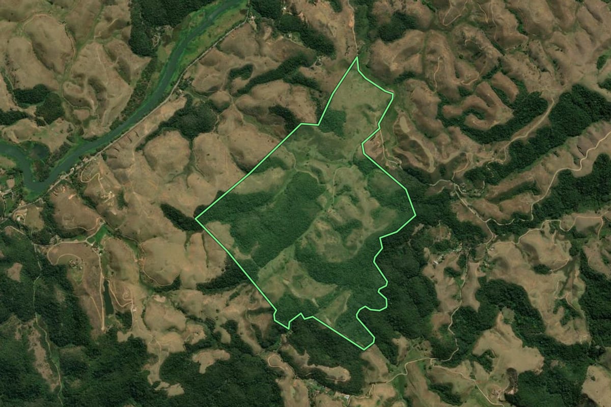 Imagem de satélite do imóvel rural em Piraí (RJ), com o contorno declarado no CAR desenhado por cima.