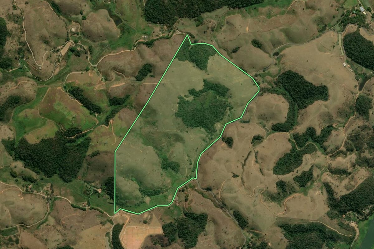Imagem de satélite do imóvel rural em Piraí (RJ), com o contorno declarado no CAR desenhado por cima.