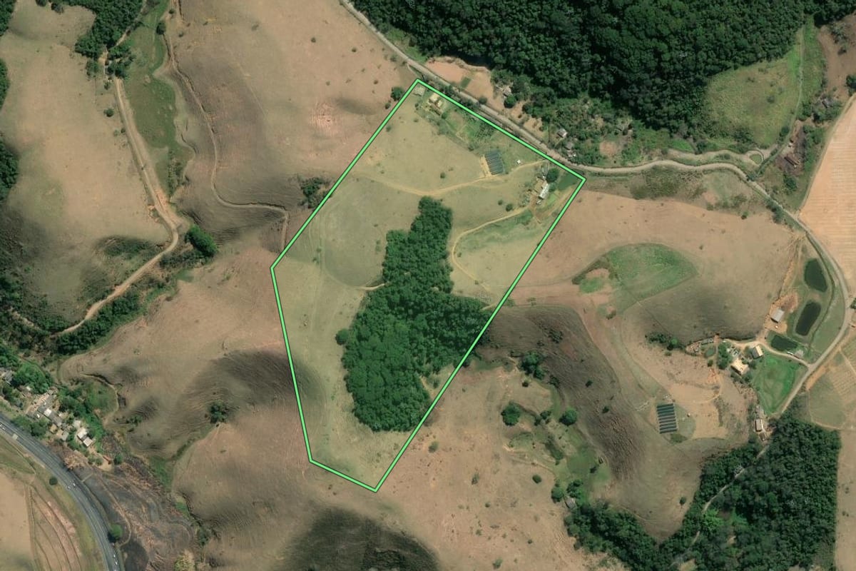 Imagem de satélite do imóvel rural em Piraí (RJ), com o contorno declarado no CAR desenhado por cima.