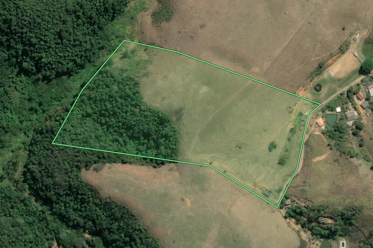 Imagem de satélite do imóvel rural em Piraí (RJ), com o contorno declarado no CAR desenhado por cima.