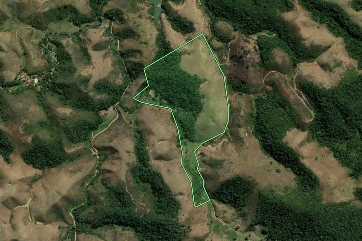 Imagem de satélite do imóvel rural em Piraí (RJ), com o contorno declarado no CAR desenhado por cima.