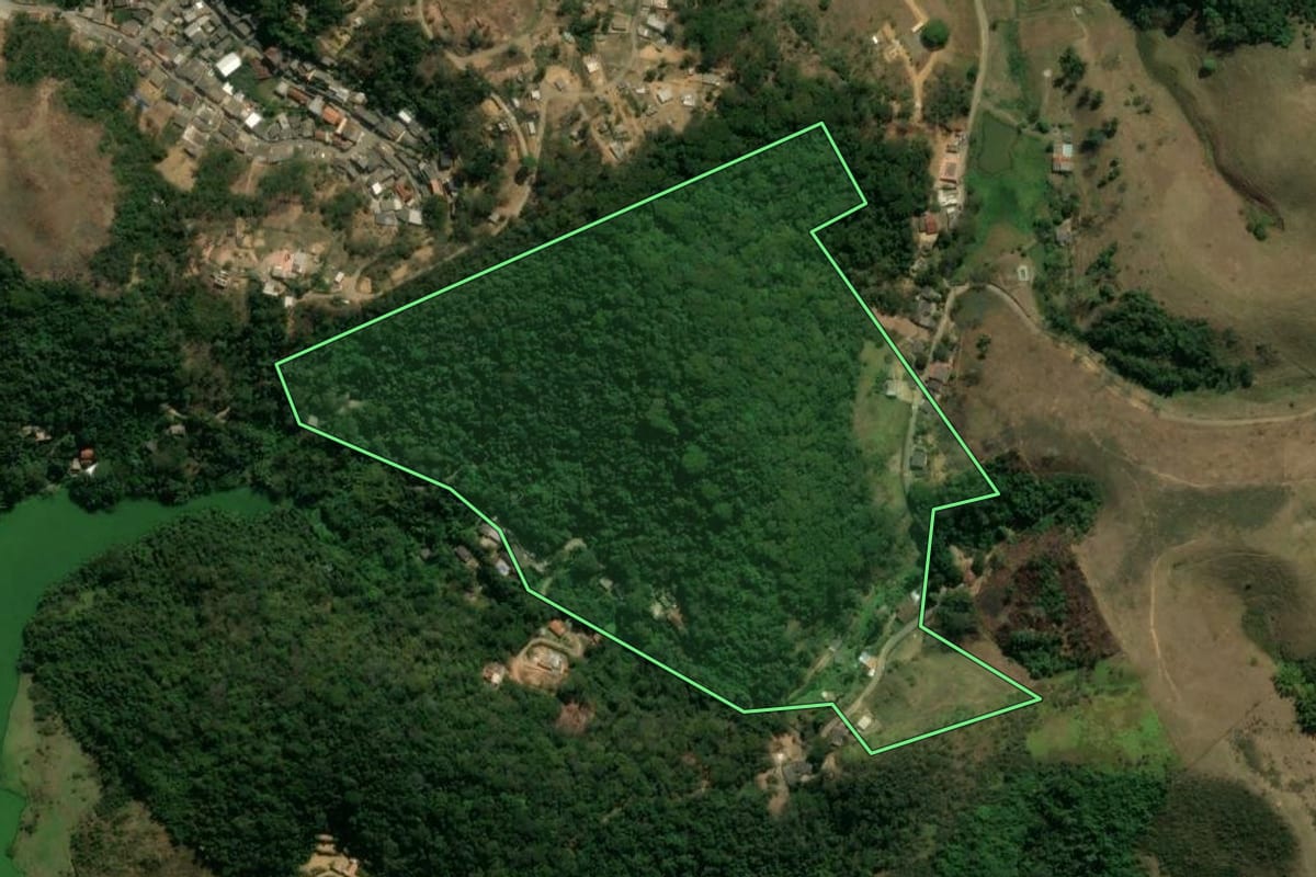 Imagem de satélite do imóvel rural em Piraí (RJ), com o contorno declarado no CAR desenhado por cima.