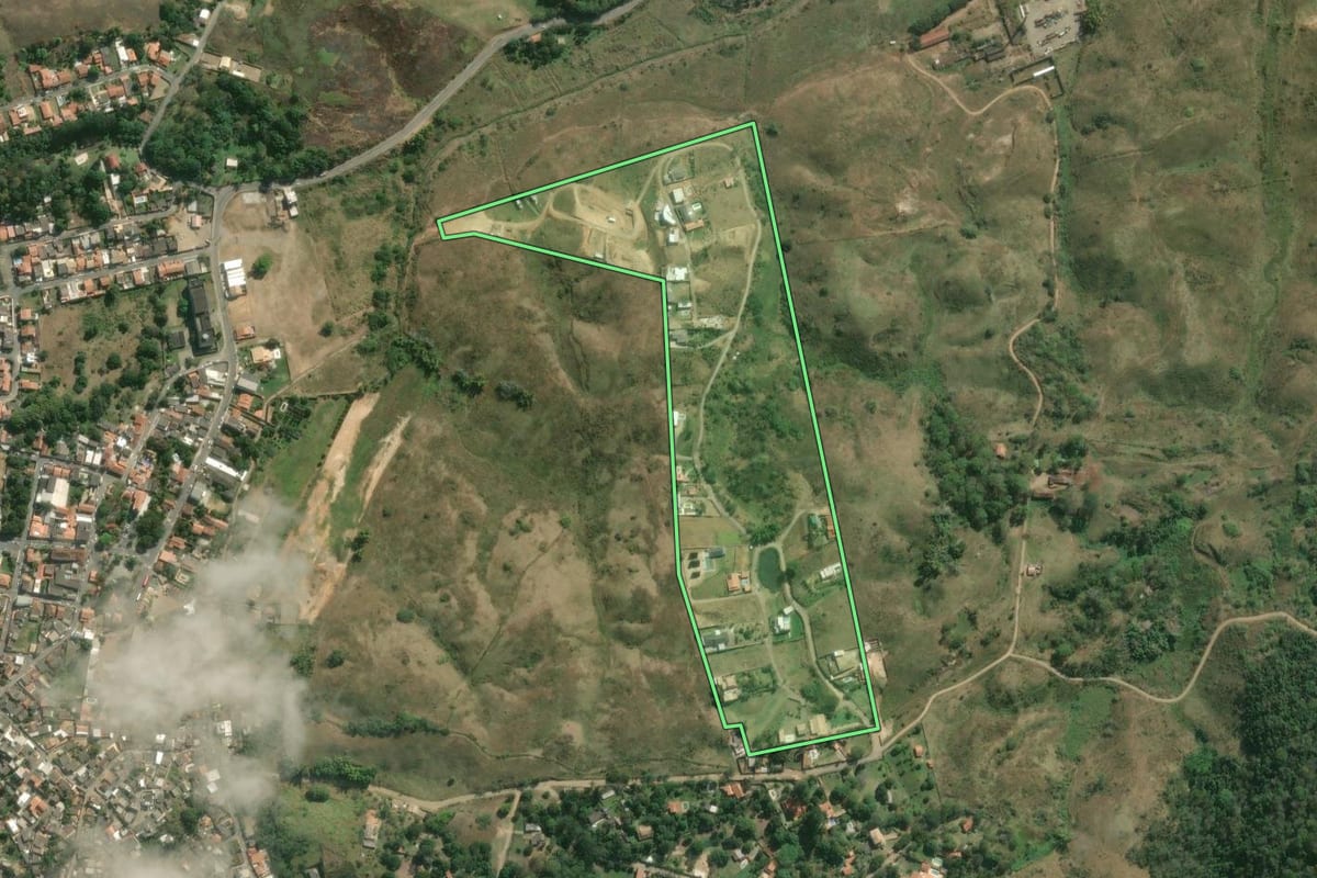 Imagem de satélite do imóvel rural em Piraí (RJ), com o contorno declarado no CAR desenhado por cima.