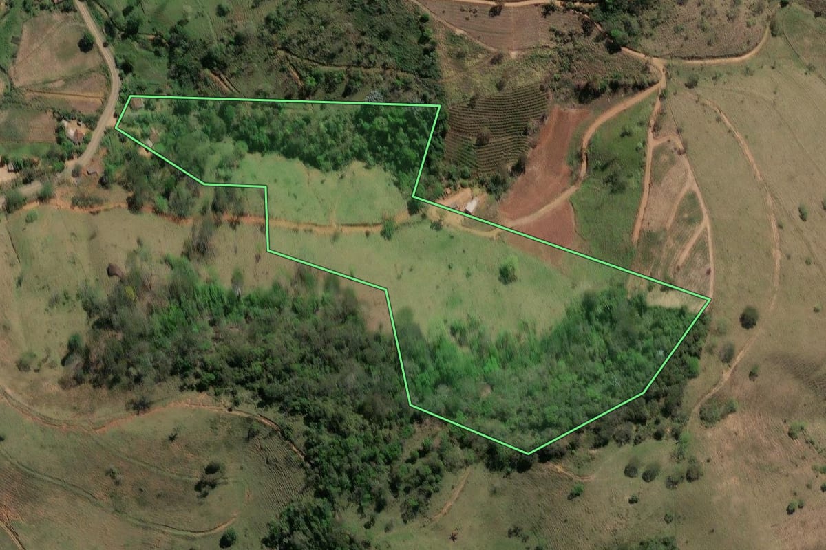 Imagem de satélite do imóvel rural em Porciúncula (RJ), com o contorno declarado no CAR desenhado por cima.