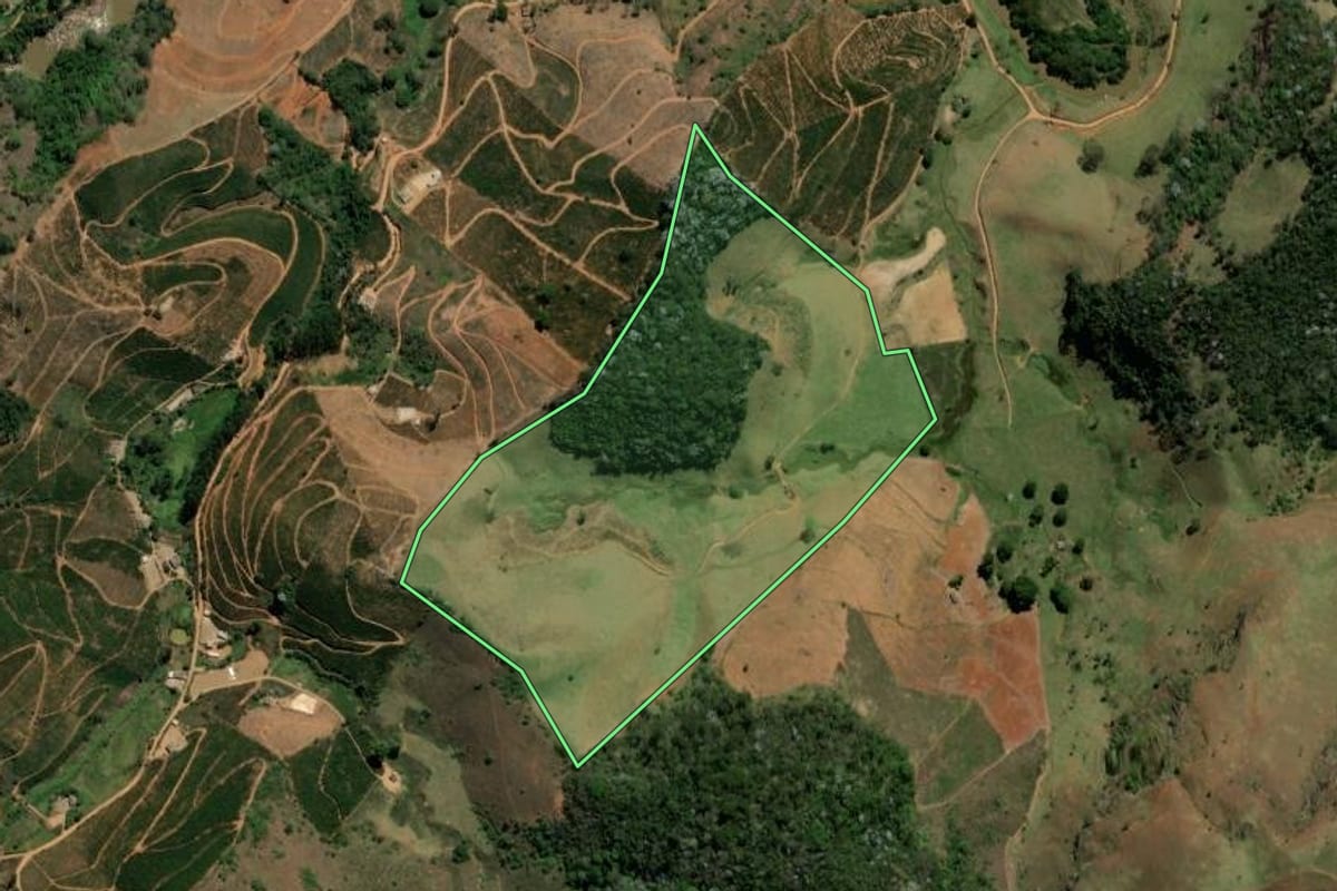 Imagem de satélite do imóvel rural em Porciúncula (RJ), com o contorno declarado no CAR desenhado por cima.