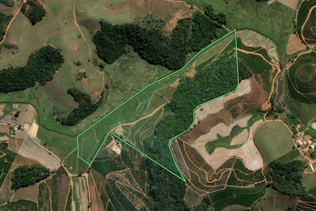 Imagem de satélite do imóvel rural em Porciúncula (RJ), com o contorno declarado no CAR desenhado por cima.