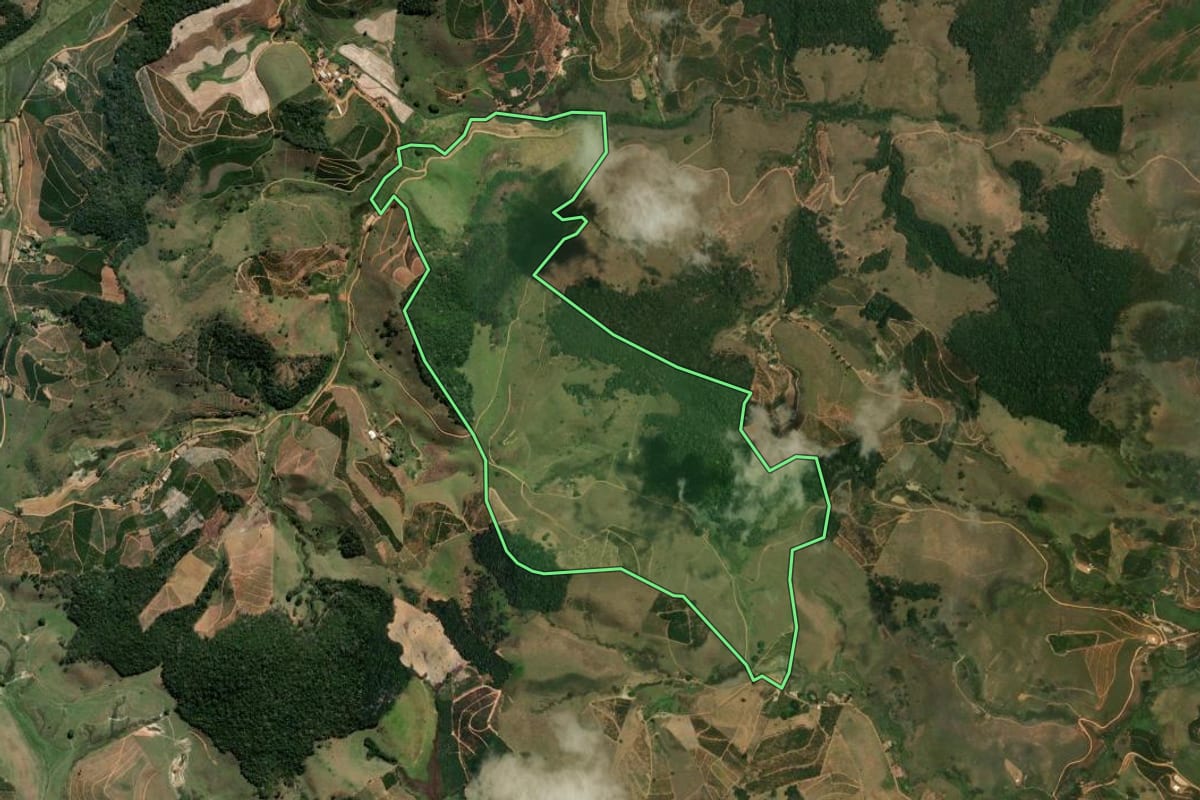 Imagem de satélite do imóvel rural em Porciúncula (RJ), com o contorno declarado no CAR desenhado por cima.