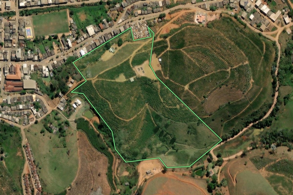 Imagem de satélite do imóvel rural em Porciúncula (RJ), com o contorno declarado no CAR desenhado por cima.