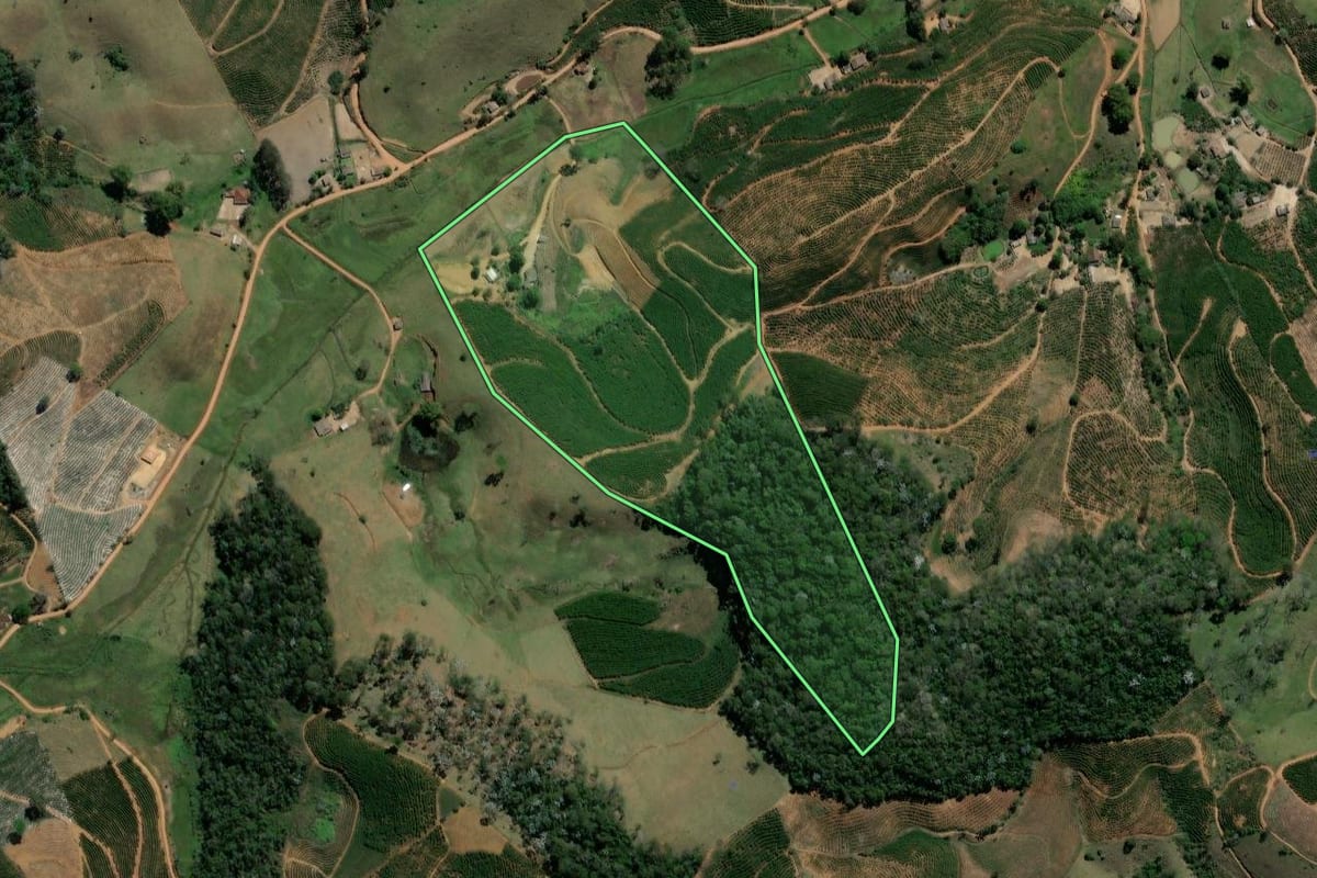 Imagem de satélite do imóvel rural em Porciúncula (RJ), com o contorno declarado no CAR desenhado por cima.