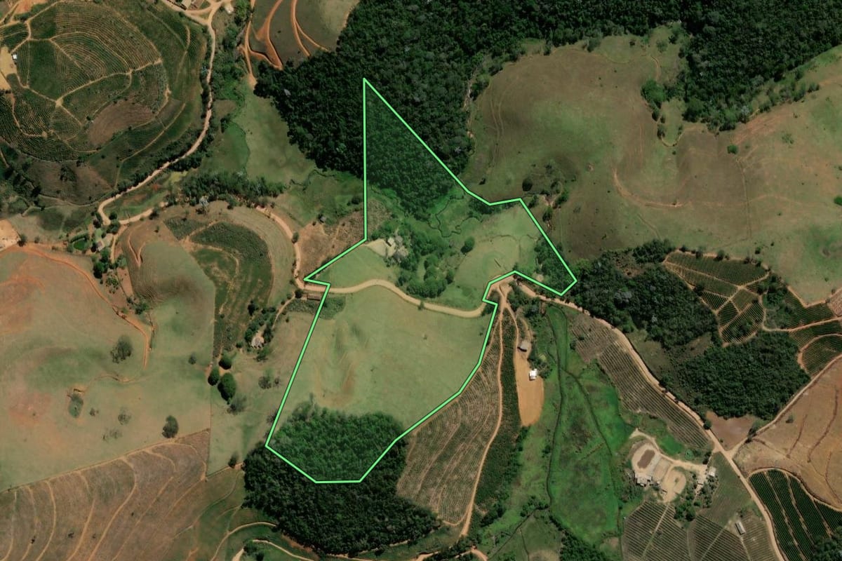 Imagem de satélite do imóvel rural em Porciúncula (RJ), com o contorno declarado no CAR desenhado por cima.