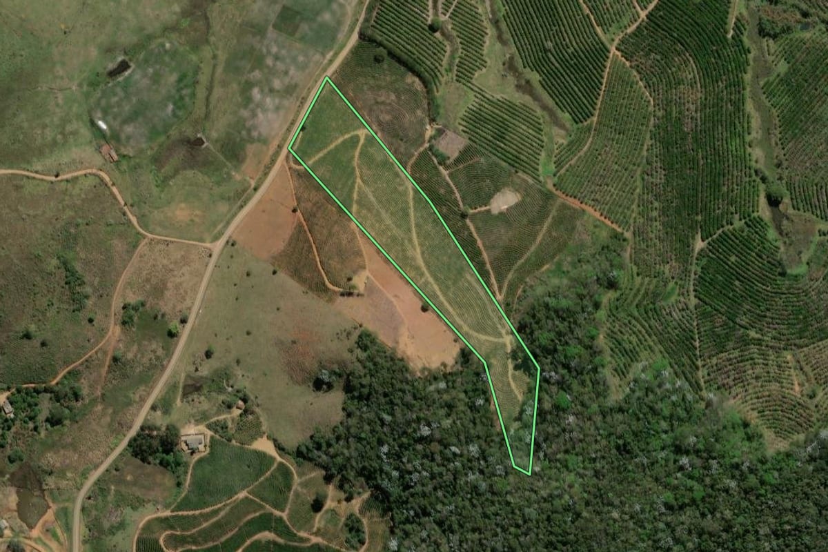 Imagem de satélite do imóvel rural em Porciúncula (RJ), com o contorno declarado no CAR desenhado por cima.