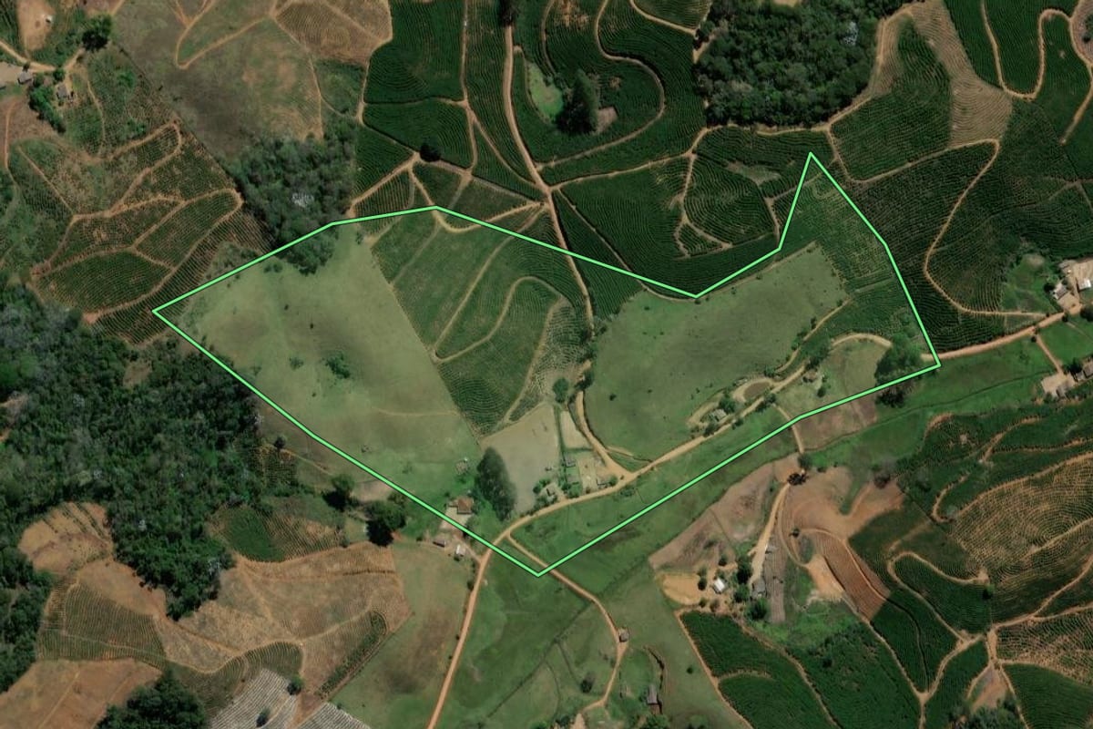 Imagem de satélite do imóvel rural em Porciúncula (RJ), com o contorno declarado no CAR desenhado por cima.