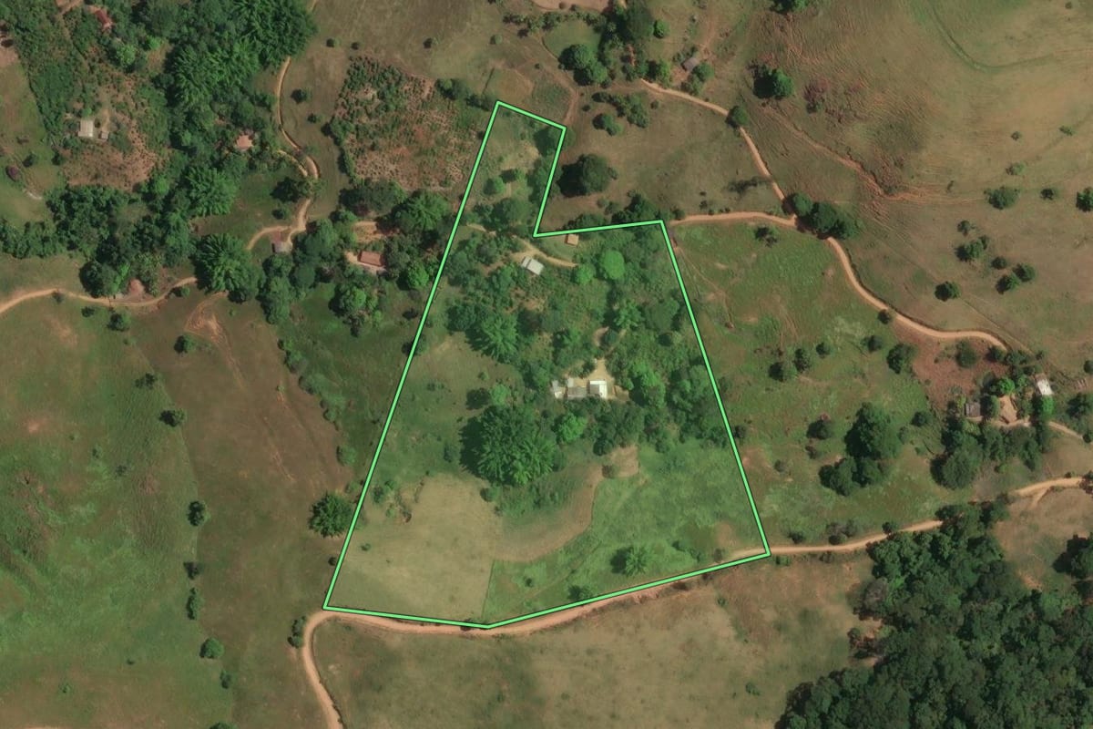 Imagem de satélite do imóvel rural em Porciúncula (RJ), com o contorno declarado no CAR desenhado por cima.