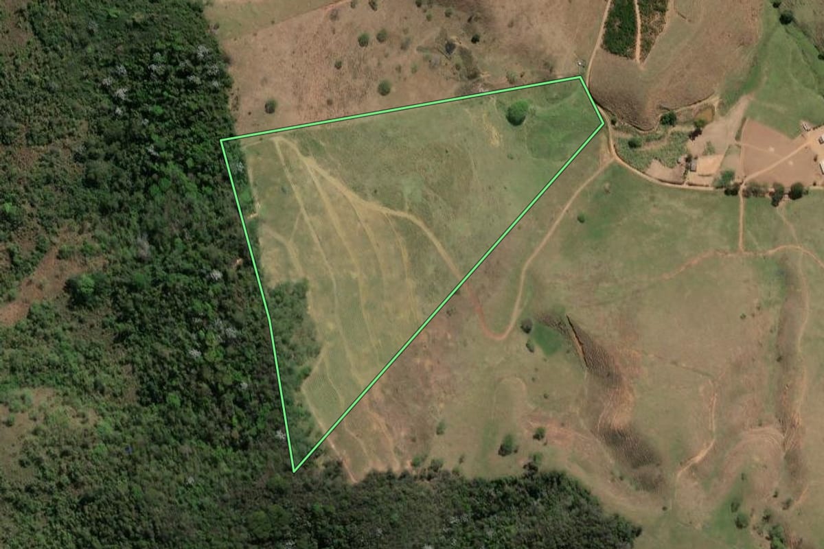 Imagem de satélite do imóvel rural em Porciúncula (RJ), com o contorno declarado no CAR desenhado por cima.