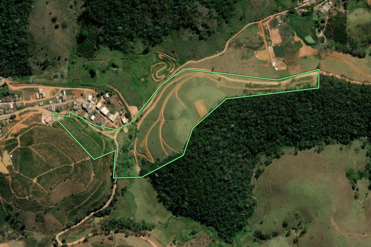 Imagem de satélite do imóvel rural em Porciúncula (RJ), com o contorno declarado no CAR desenhado por cima.