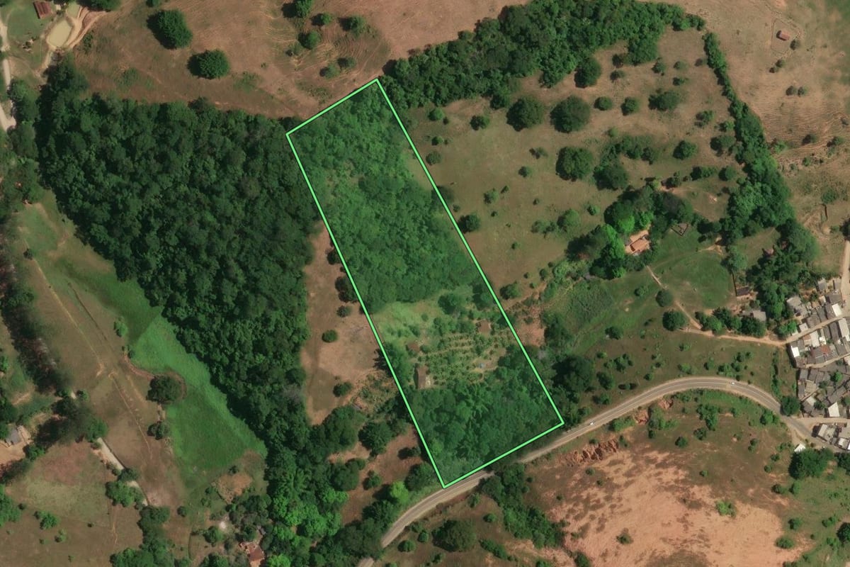 Imagem de satélite do imóvel rural em Porciúncula (RJ), com o contorno declarado no CAR desenhado por cima.