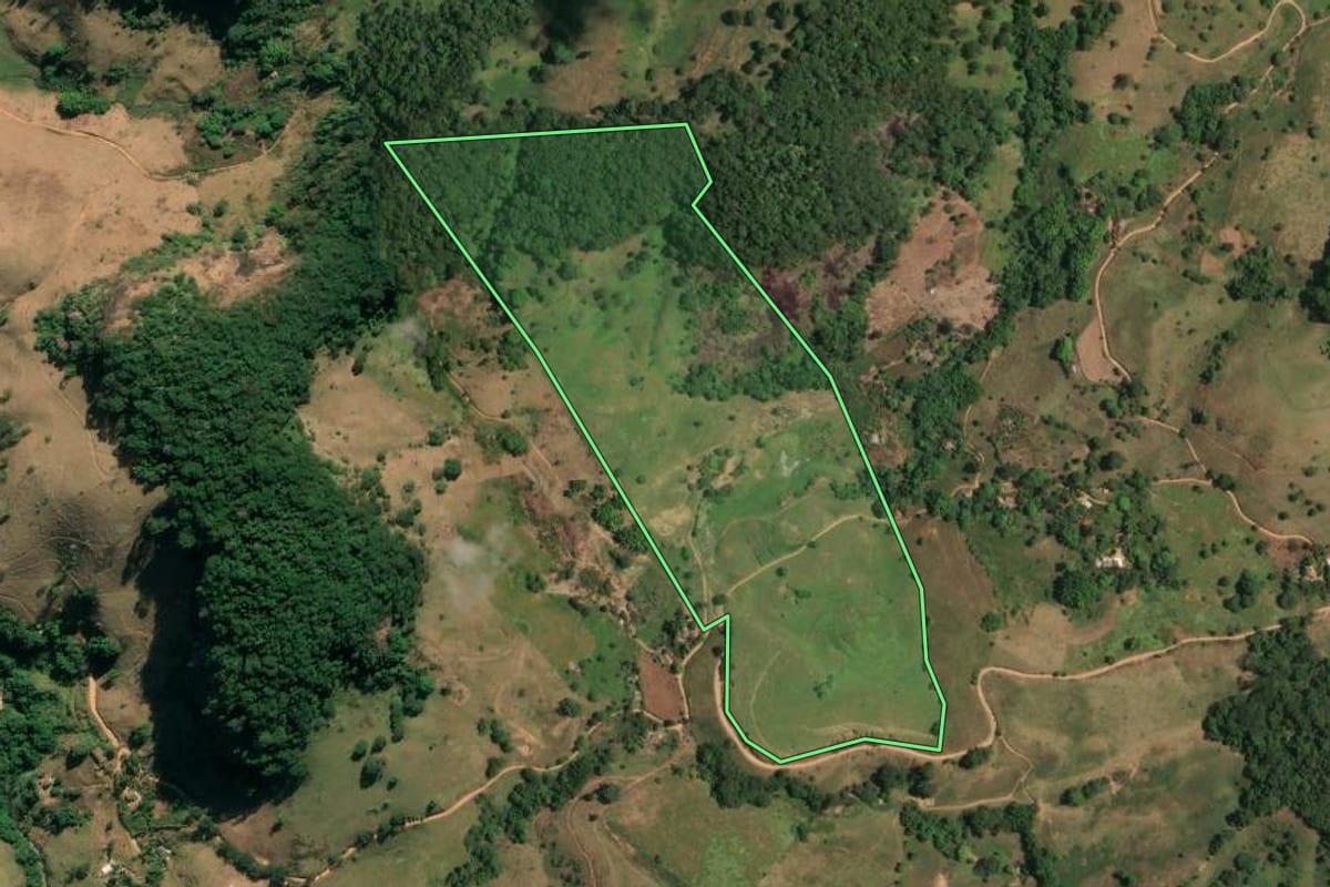 Imagem de satélite do imóvel rural em Porciúncula (RJ), com o contorno declarado no CAR desenhado por cima.