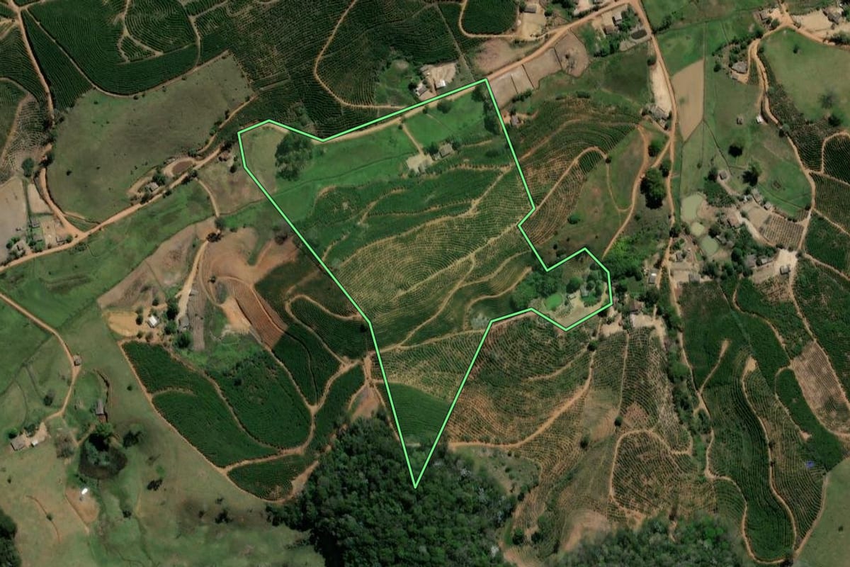 Imagem de satélite do imóvel rural em Porciúncula (RJ), com o contorno declarado no CAR desenhado por cima.